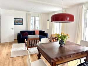 a living room with a table and a couch at Ferienhaus 's Sommerhäusle - gemütlich und modern mit Garten in Lindau in Lindau