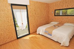 a bedroom with two beds and a window at Auberge des VoyaJoueurs in Monteneuf