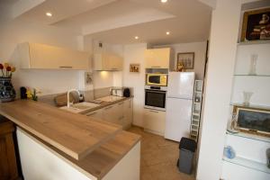 Η κουζίνα ή μικρή κουζίνα στο Modern Flat with view 5 min from Festival Hall +15 φωτογραφίες