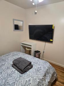 Μια τηλεόραση ή/και κέντρο ψυχαγωγίας στο Honey queen room 5