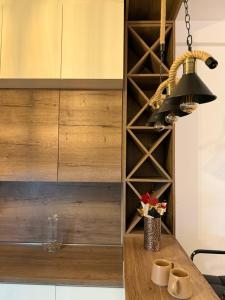 Příslušenství pro přípravu čaje a kávy v ubytování Apartman Golden Crown
