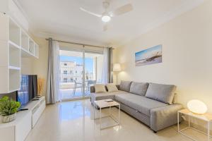 TV a/nebo společenská místnost v ubytování Beautiful sea view apartment with air condition San Remo-Palm Mar Arona