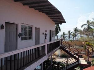 Un balcón de una casa con puerta en Hotel Contadora, en Contadora
