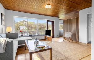 阿灵厄Awesome Home In Allinge With Wifi的带沙发和桌子的客厅