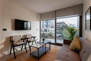 Charming 1BR Retreat Close To Parque Arauco Mall電視和／或娛樂中心