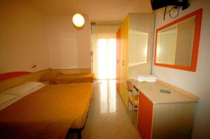 ベッラーリア・イジェア・マリーナにあるHotel Ristoroのベッド2台とデスクが備わるホテルルームです。