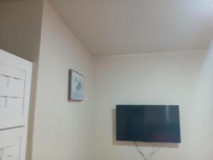 Télévision ou salle de divertissement dans l'établissement Cypress Suites