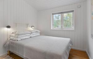 Una cama o camas en una habitación de Awesome Home In Nexø With Sauna