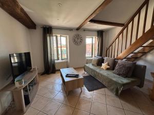 Televízia a/alebo spoločenská miestnosť v ubytovaní Appartement Cosy en Centre ville