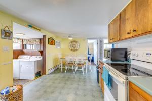 Fotografie z fotogalerie ubytování Walk to OOB Pier Family-Friendly Home with Hot Tub! v destinaci Old Orchard Beach