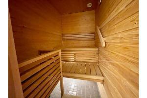 an empty wooden sauna with a bench in it at Kotiyksiö Vaughan in Lahti