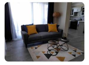 Cuisine ou kitchenette dans l'établissement Cypress Suites