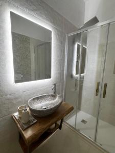 un baño con lavabo y ducha en Villa Virò by salentoltremare, en Alessano 28 fotos más