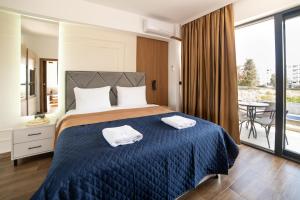 sypialnia z łóżkiem i dwoma ręcznikami na nim w obiekcie Hotel Lajka Luxury w Ulcinju +37 zdjęć