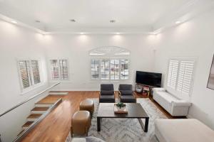 una sala de estar con un sofá y una mesa en New Listing Dodger Clubhouse by Colby & Conrad, en Los Ángeles