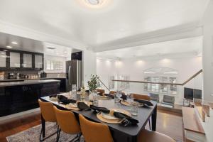 Un comedor con una mesa y una cocina. en New Listing Dodger Clubhouse by Colby & Conrad, en Los Ángeles