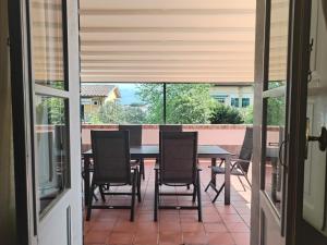 a patio with a table and chairs on a balcony at Casa Vacanza Sole terrazza in Ameglia