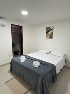a bedroom with a bed with two plates on it at Hotel Paraiso Natal - EXPRESS in Natal +11 photos