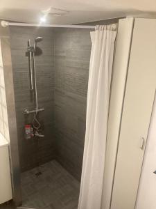 Ένα μπάνιο στο Le Cocon du Hameau rdj cloturé Cap Esterel