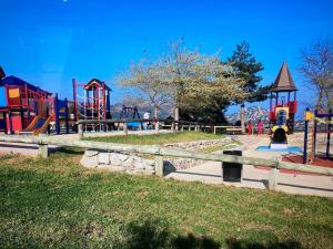 Ο χώρος παιχνιδιού για παιδιά στο Le Cocon du Hameau rdj cloturé Cap Esterel