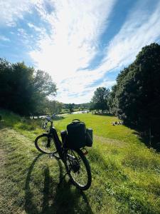 Jízda na kole v ubytování Penthouse avec vue - Durbuy - Hotton - La Roche en Ardennes - Han sur Lesse - Lumineux - Terrasses - Parking - Grand jardin nebo okolí
