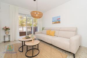 ein Wohnzimmer mit Sofa und Tisch in der Unterkunft 2 bed 2 bath Magnus Apartment in El Campello