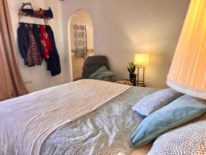 Letto o letti in una camera di CASA BELLE VUE sea view & private pool