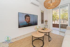 ein Wohnzimmer mit einem Flachbildfernseher an der Wand in der Unterkunft 2 bed 2 bath Magnus Apartment in El Campello
