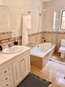 Bagno di CASA BELLE VUE sea view & private pool