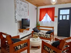 a living room with two chairs and a tv at Loma Pora in Oberá