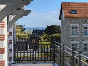 a balcony with a view of a stairway between two buildings at Appartement lumineux avec balcon & aperçu mer in Pornic