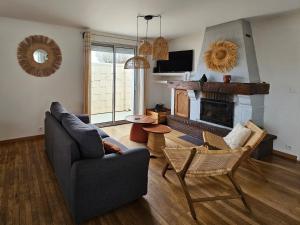 un salon avec un canapé et une cheminée dans l'établissement Maison de location hypercentre, à La Tranche-sur-Mer