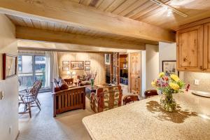 eine Küche und ein Wohnzimmer mit Tisch und Stühlen in der Unterkunft Top-Floor Condo Downtown with Stunning Views in Aspen