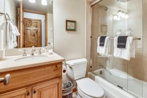 ein Badezimmer mit Waschbecken, Toilette und Badewanne in der Unterkunft Top-Floor Condo Downtown with Stunning Views in Aspen + 51 Fotos