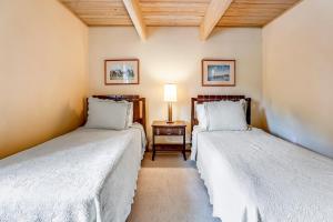 zwei Betten in einem Zimmer mit einer Lampe auf einem Tisch in der Unterkunft Top-Floor Condo Downtown with Stunning Views in Aspen