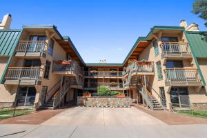 Apartment mit Balkon und Treppe in der Unterkunft Top-Floor Condo Downtown with Stunning Views in Aspen