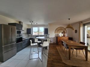une cuisine avec une table et une salle à manger dans l'établissement Maison de location hypercentre, à La Tranche-sur-Mer 12 autres photos