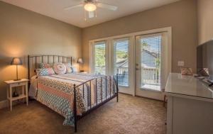 En eller flere senge i et værelse på Poolside Cottage 33 + 29 billeder