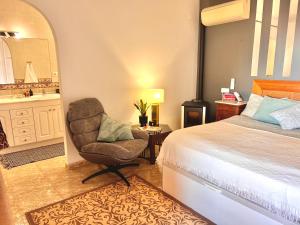 Letto o letti in una camera di CASA BELLE VUE sea view & private pool