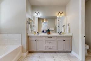 a bathroom with two sinks and a tub and a tub at Pinnacle Pines in Flagstaff +14 photos