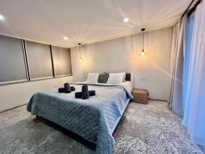 Postel nebo postele na pokoji v ubytování Chalet Súľov - Pool & Sauna + 20 fotografií