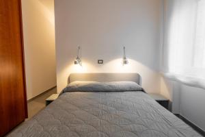 - une chambre avec un lit et deux lumières au-dessus dans l'établissement Pied a Terre, à Maiori