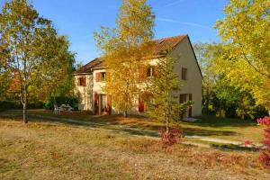an old house with a tree in front of it at Domaine la butte de Lauray in Moncontour-de-Poitou