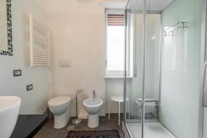 une salle de bain avec toilettes, lavabo et douche dans l'établissement Pied a Terre, à Maiori