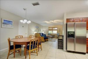 Una cocina y un comedor con una mesa y un refrigerador. en Five Dexter, en Jekyll Island