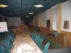 une salle de conférence avec une grande table et des chaises dans l'établissement Hotel Hansen, à Heinsberg
