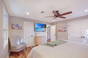ein Schlafzimmer mit einem Bett und einem Deckenventilator in der Unterkunft Beach Memories in Jekyll Island + 24 Fotos
