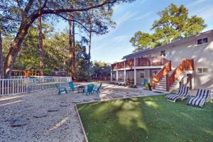 ein Haus mit Rutsche im Hof in der Unterkunft Beach Memories in Jekyll Island