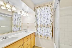un bagno con lavandino e doccia di Gravina's Morningside a Jekyll Island Altre 30 foto