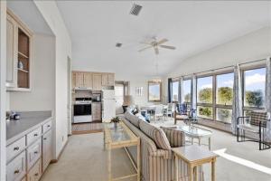 una cucina e un soggiorno con un divano e un tavolo di Gravina's Morningside a Jekyll Island